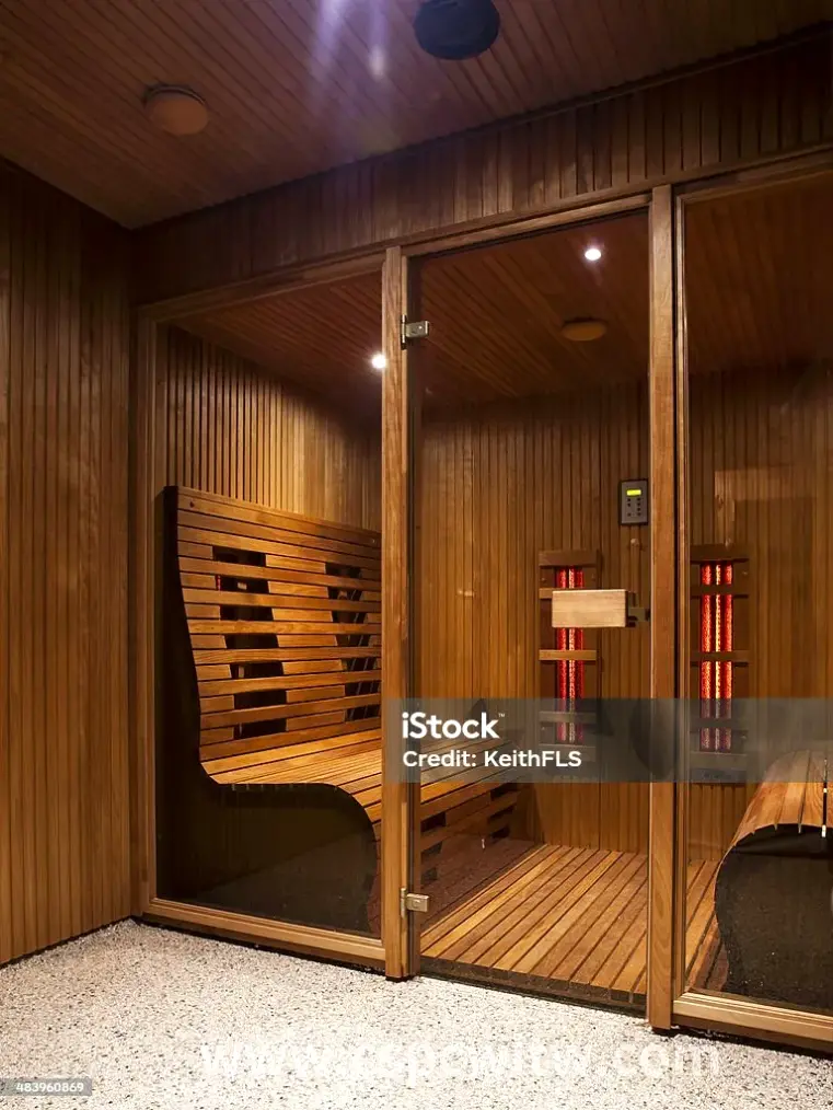 按摩师正在为顾客进行肩颈按摩