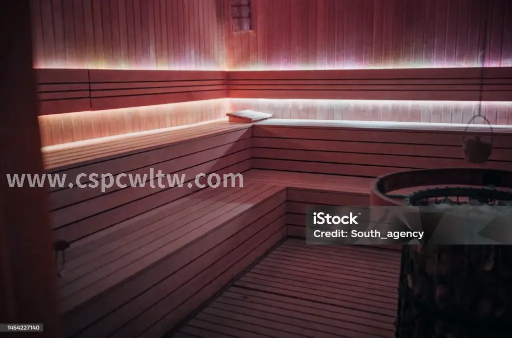 按摩师操作智能设备